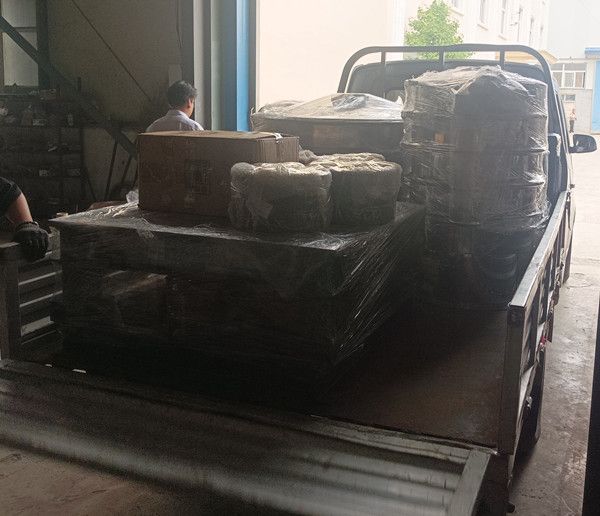 旋振筛和振动平台发货