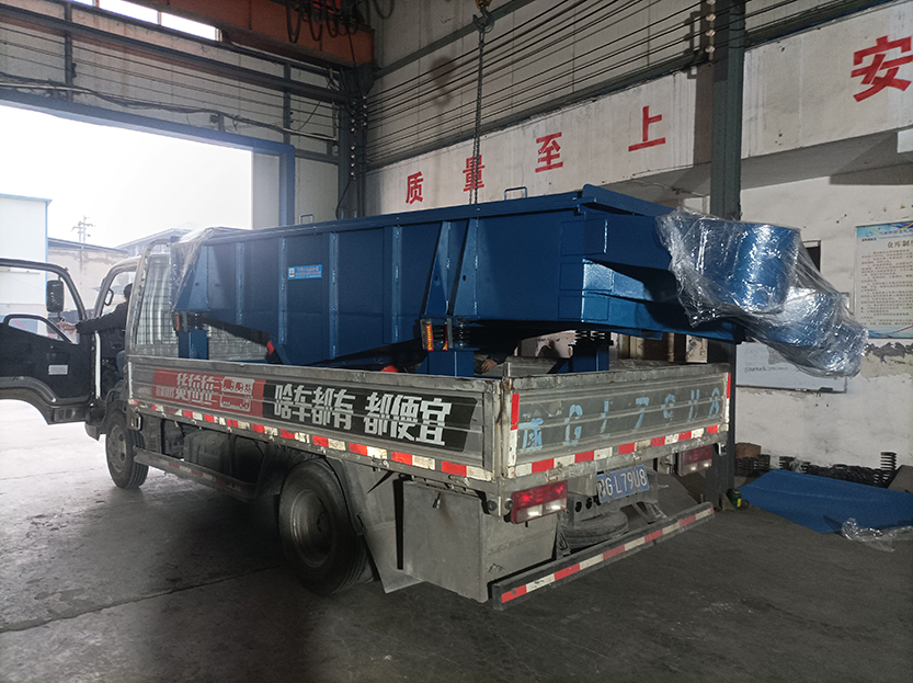 客户特殊定制的直线振动筛发货